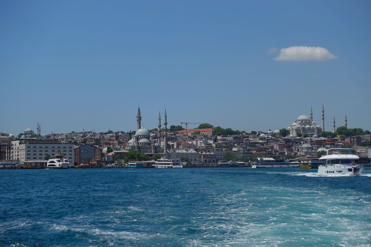 Sabah ışığında İstanbul Tarihi Yarımada silueti ve yaya rotası