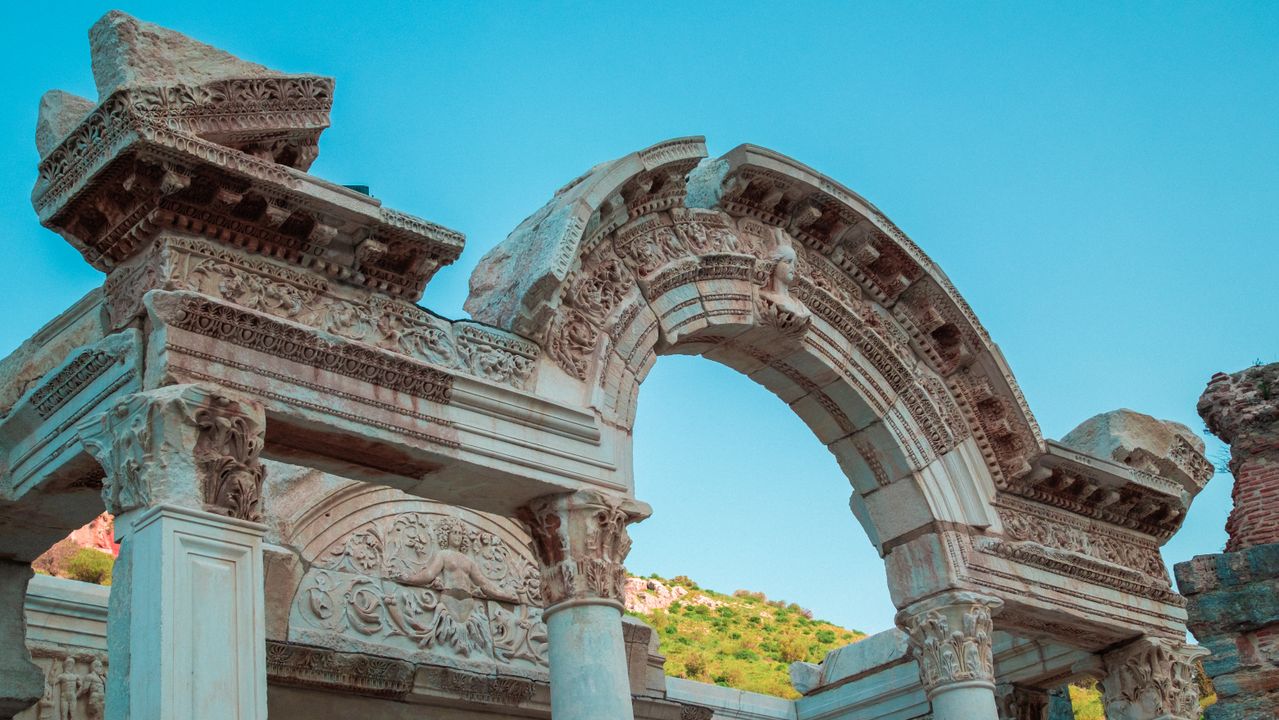 Pamukkale travertenleri ile Hierapolis antik kentinin aynı kadrajda görüldüğü geniş manzara