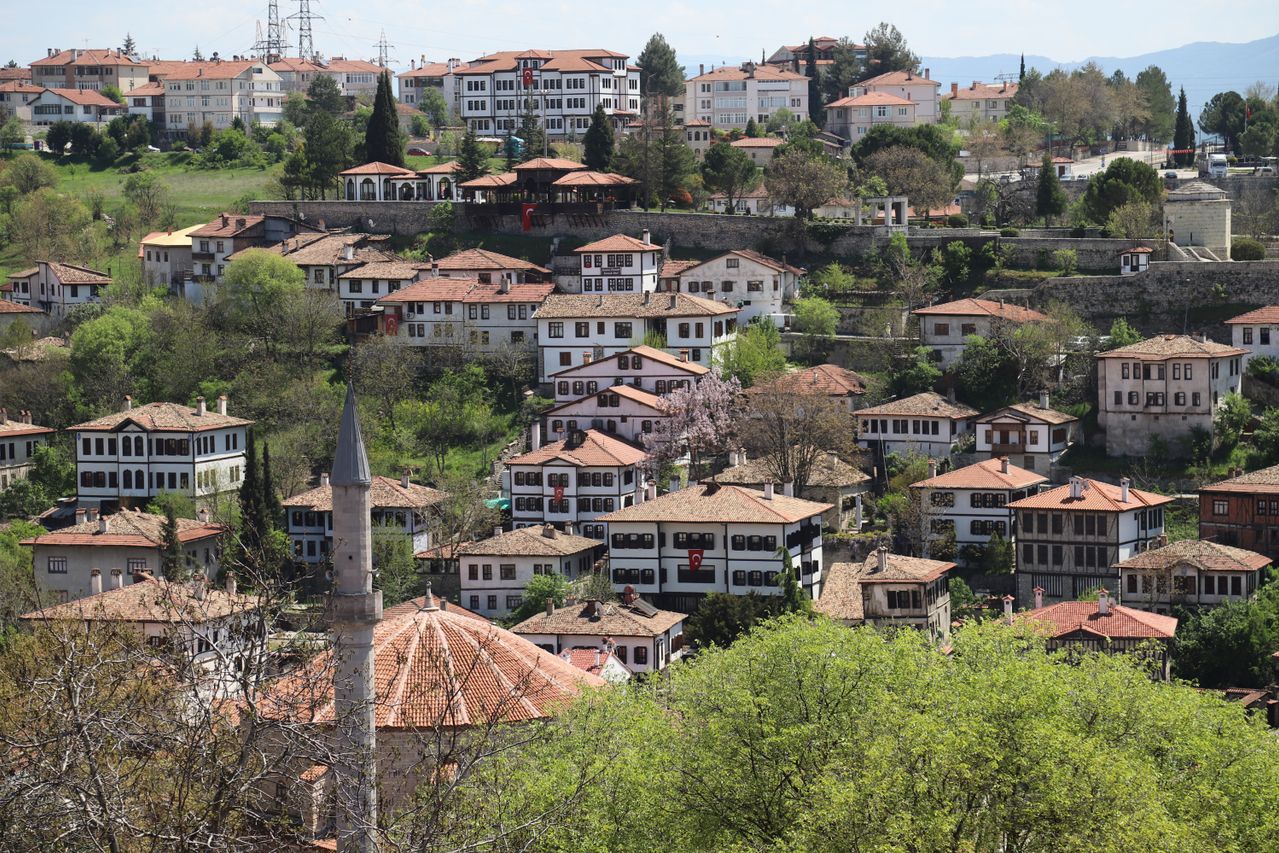 Doğu Karadeniz’de sisli yayla yolu, yeşil yamaçlar ve ahşap evler