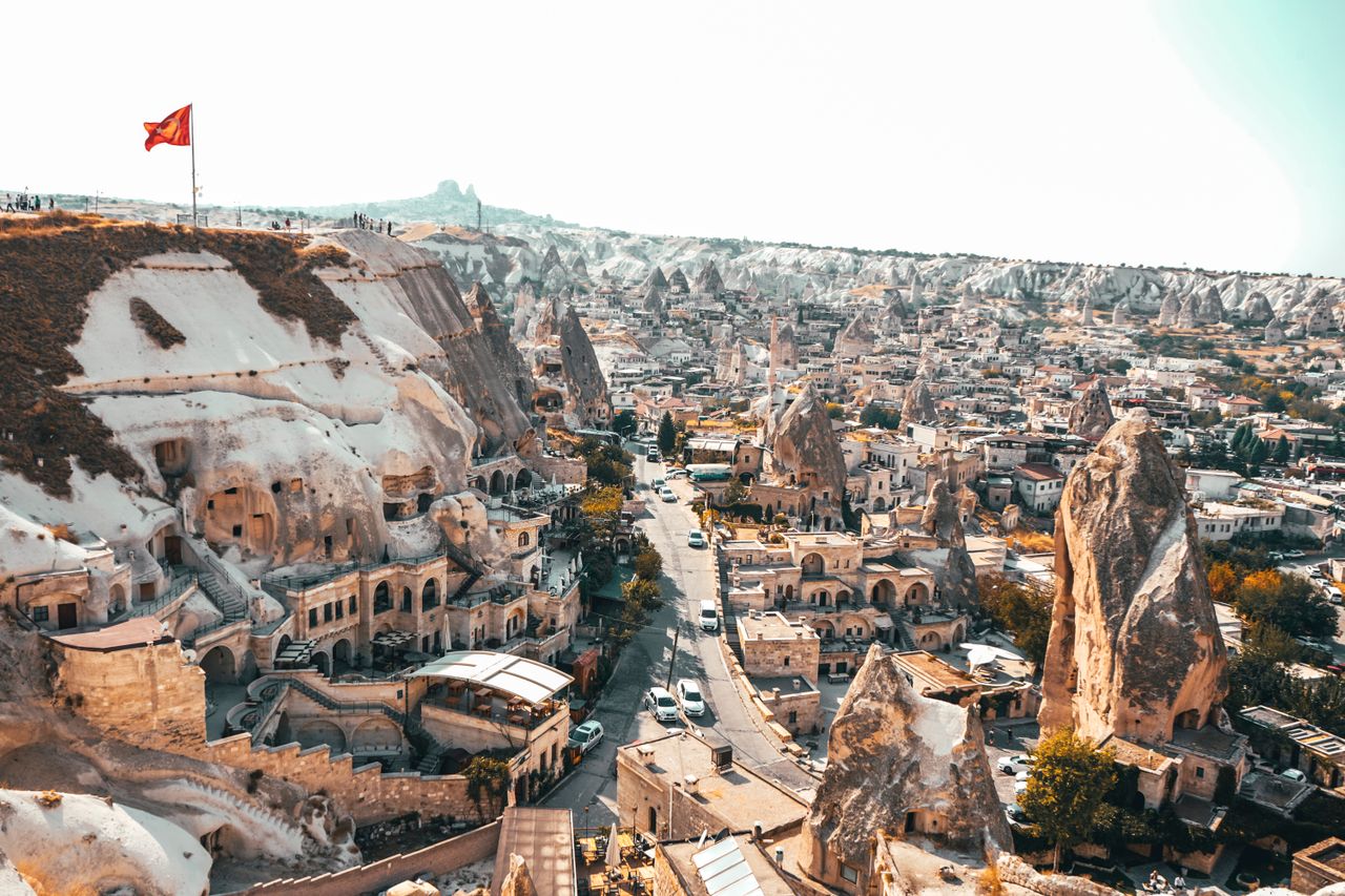 Kapadokya vadisinde kaya oluşumları arasından geçen işaretli yürüyüş patikası