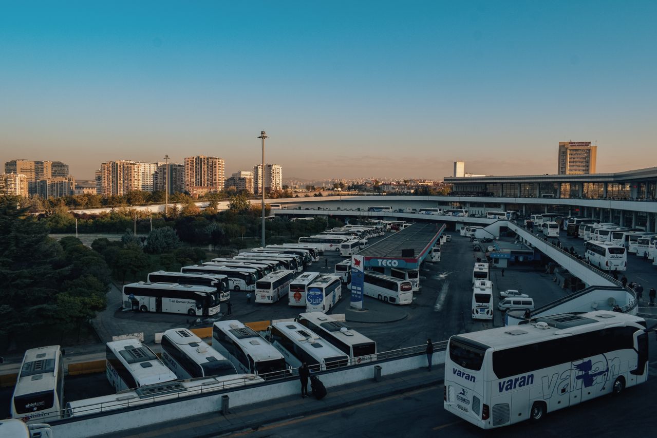 Rampa, geniş giriş ve açık yönlendirme işaretleri bulunan erişilebilir müze girişi