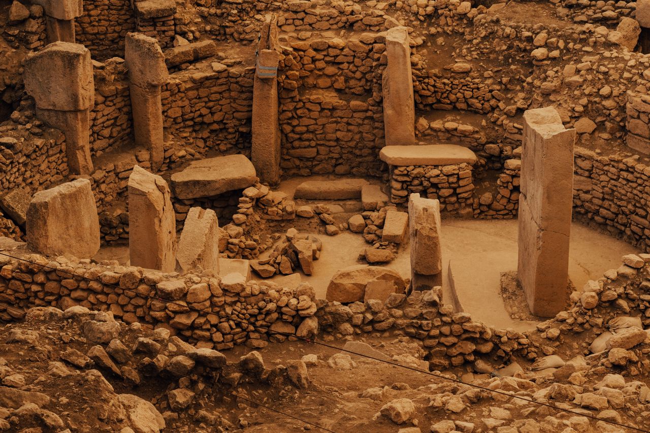Mardin eski kentte teraslı taş evler ve Mezopotamya ovasına açılan manzara